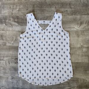 Maurices Medallion Print White V-Neck Tank Top Size Small